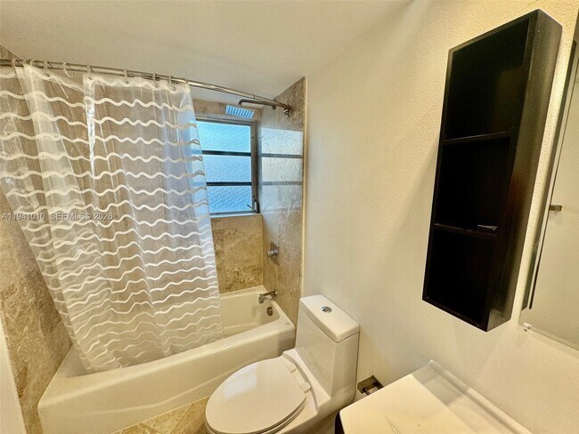 Building Photo - 900 NE 12th Ave