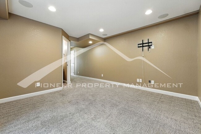 Building Photo - Stunning Home with Washer/Dryer and Centra...