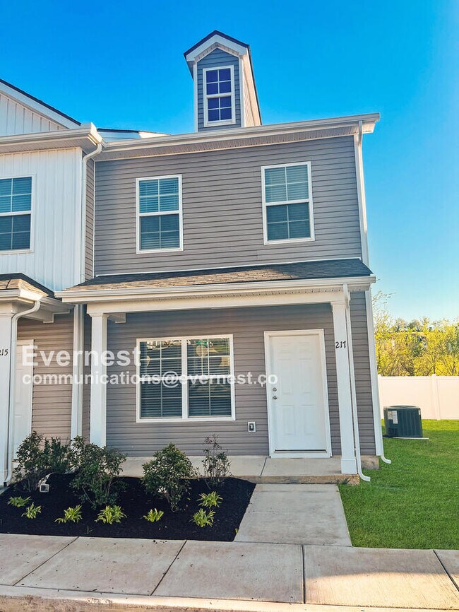 Building Photo - 2 Bed, 2.5 Bath Townhome with Modern Ameni...