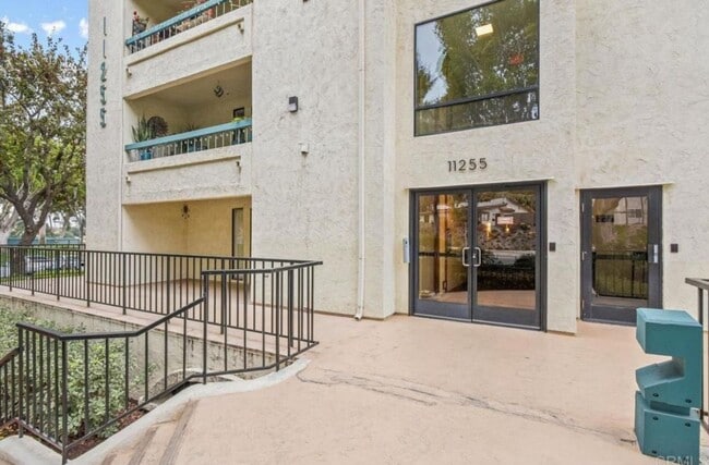 Building Photo - Stylish 1-Bed Condo in Tierrasanta