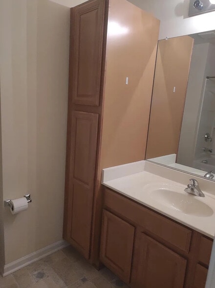 Building Photo - Room in Townhome on Singleleaf Lane