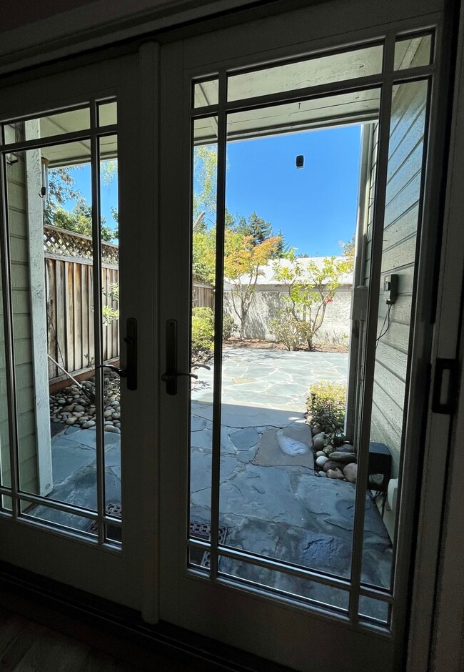 Building Photo - 185 Easy St