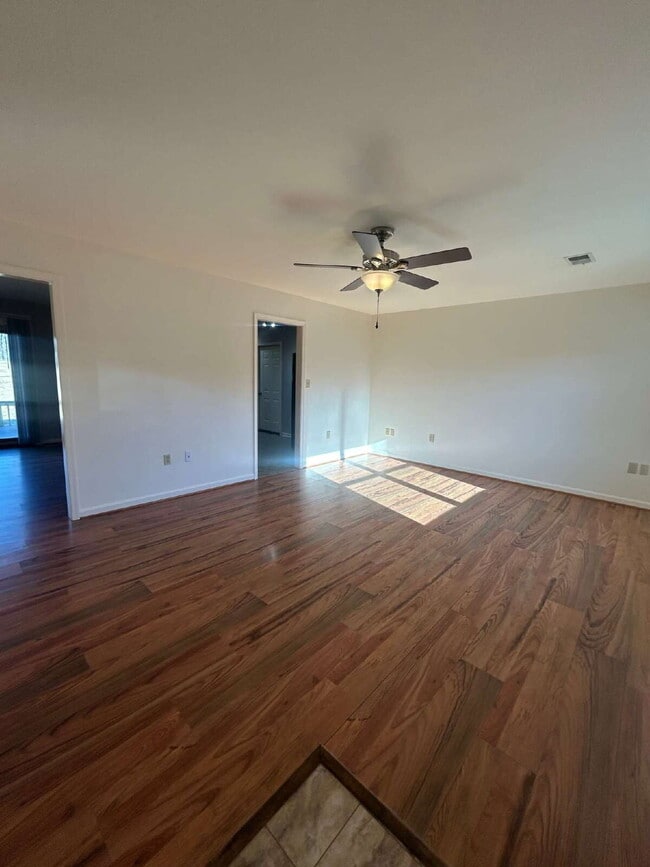 Building Photo - "Charming 3-Bed, 2-Bath Retreat in Strasburg - 1232 Sq Ft of Comfort!"