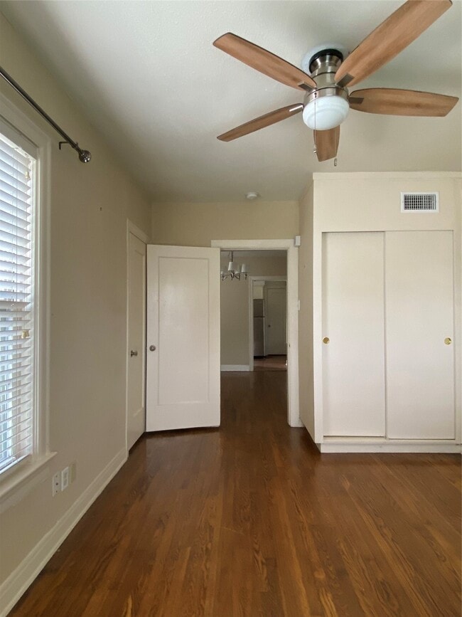 Building Photo - 1918 Sul Ross St