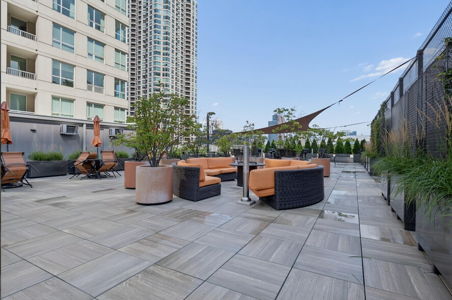 Building Photo - 345 N La Salle Dr