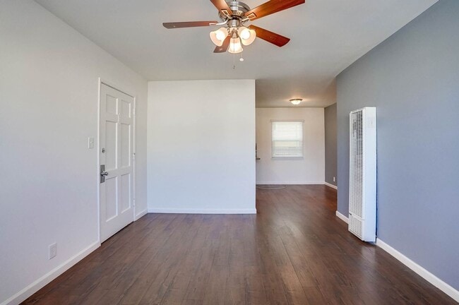 Building Photo - 4462 1/2 W 59th St-