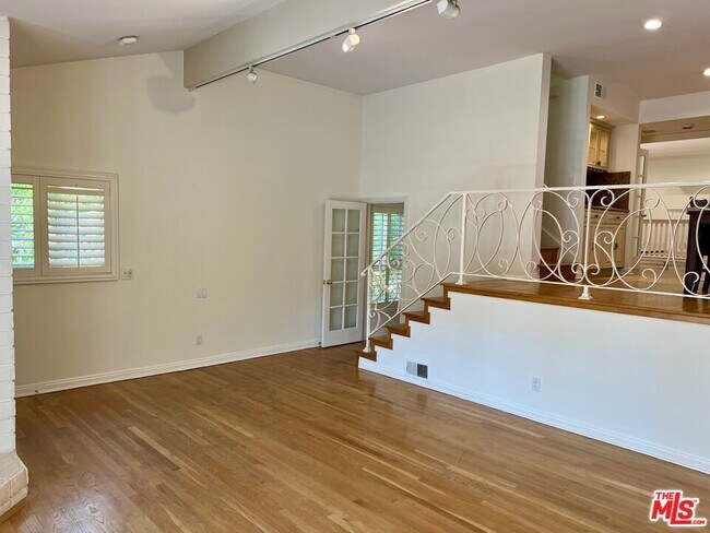 Building Photo - 1586 Palisades Dr