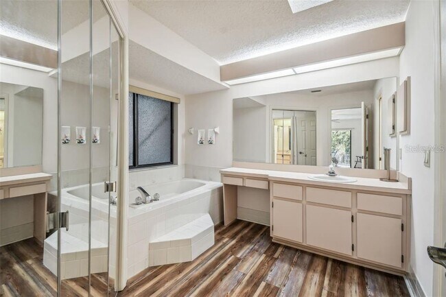 Building Photo - 201 Pine St