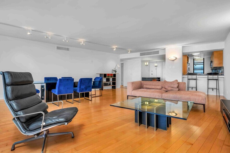 Building Photo - 4316 Marina City Dr