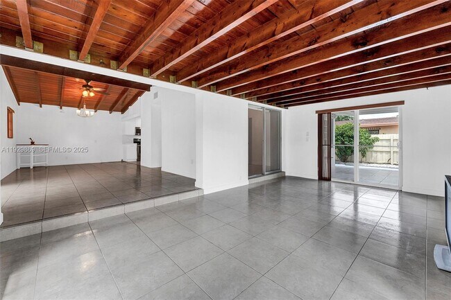 Building Photo - 361 SE 6th Ave