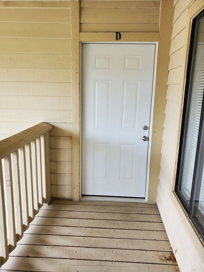 Building Photo - Nice 2 Bedroom 2 Bath Berkshire