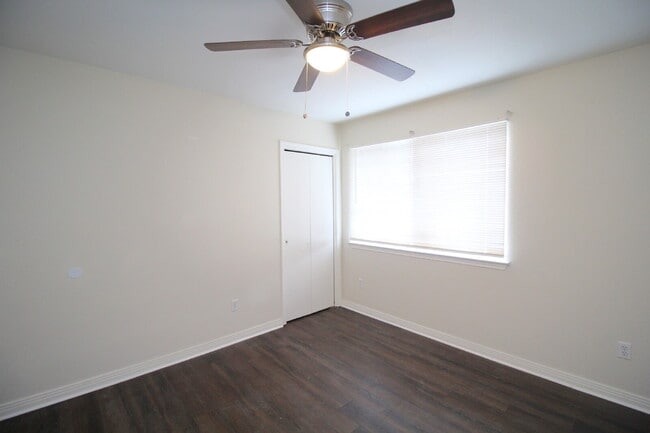 Building Photo - West Pensacola 2BR Townhome with Fenced Backyard, Upstairs Balcony, Modern Kitchen- Near Shopping...