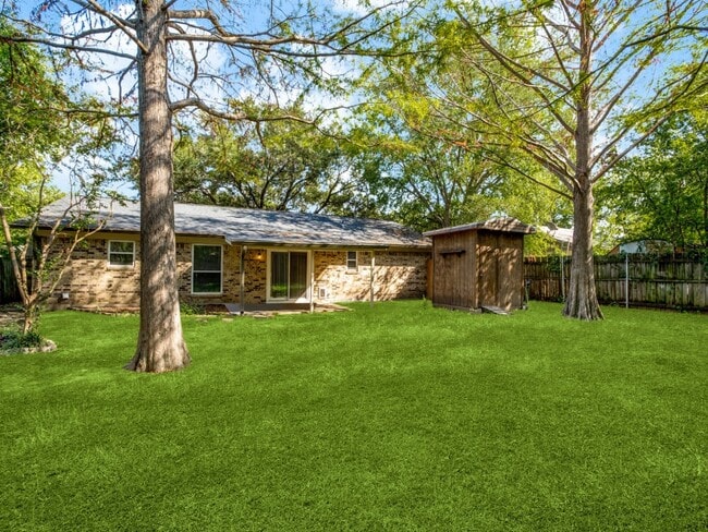 Building Photo - 313 NE Cindy Ln