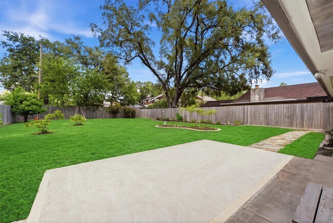 Building Photo - 2014 Woodcrest Dr