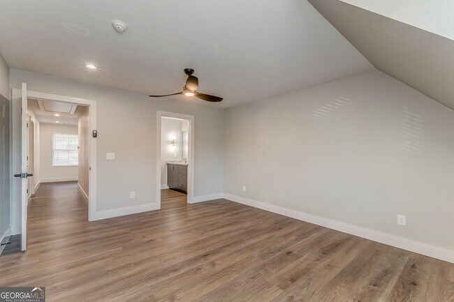 Building Photo - 109 Chateau Dr SE