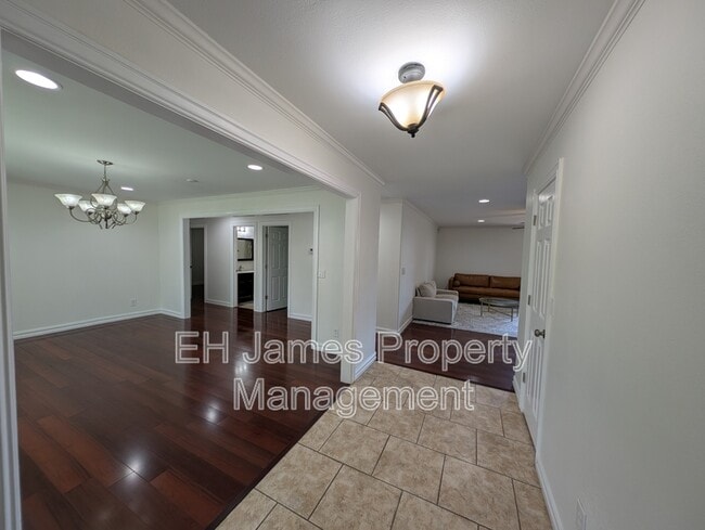 Building Photo - 4626 S Maplewood Ave