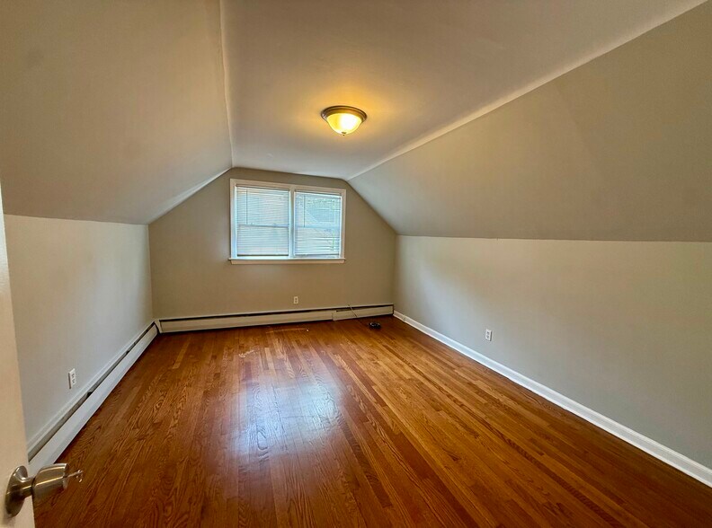 Building Photo - 563 Lakeside Dr
