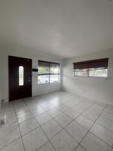 Building Photo - 3300 SW 32nd Ct