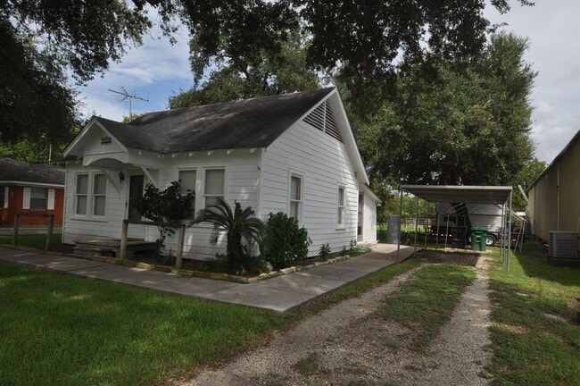 Building Photo - 211 E Burress St
