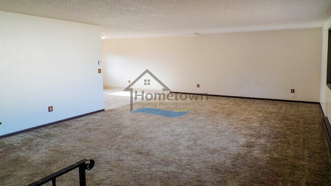 Building Photo - 3 Bed 1.5 Bath with Garage & Fenced Yard