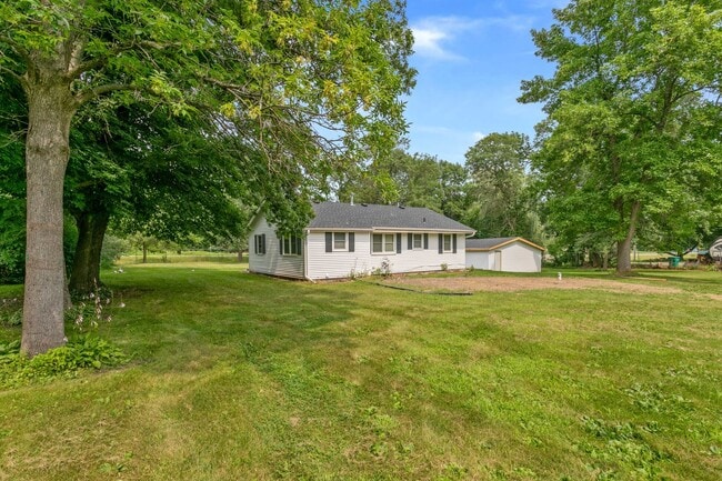 Building Photo - Welcome to the country! 3bd Rambler with f...