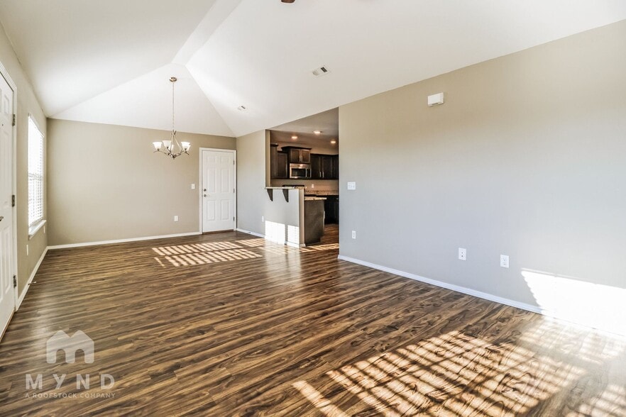 Building Photo - 2112 Cedar Cir