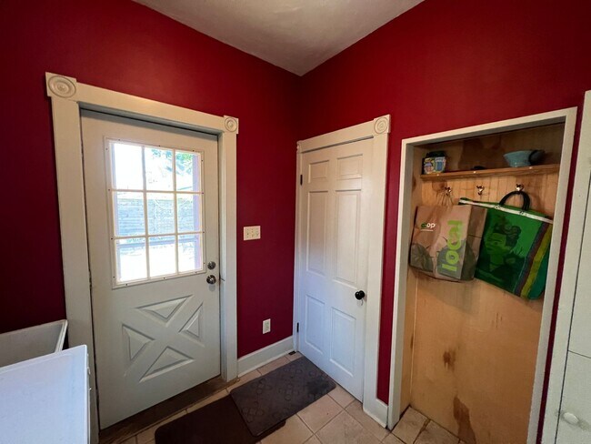Building Photo - Lovely Furnished Home Available September ...