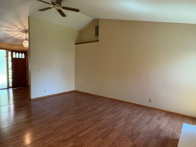 Building Photo - Beautifully landscaped 3 bed/2 bath home in Springfield