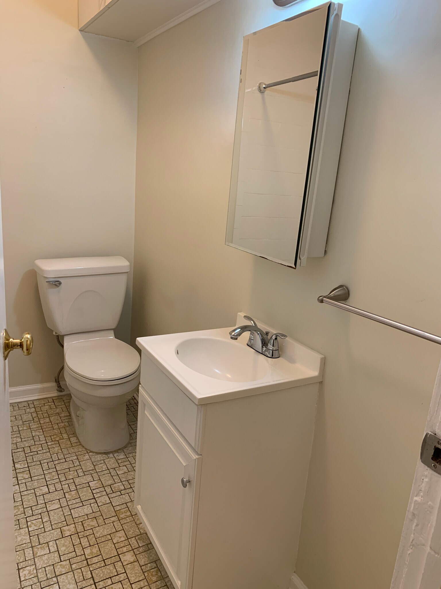 Building Photo - 527 9th St NE