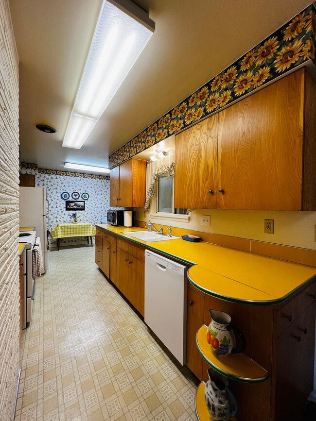 Building Photo - Fully Furnished home- perfect for traveling medical professionals!