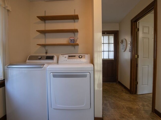 Building Photo - 4266 Roundhill Dr