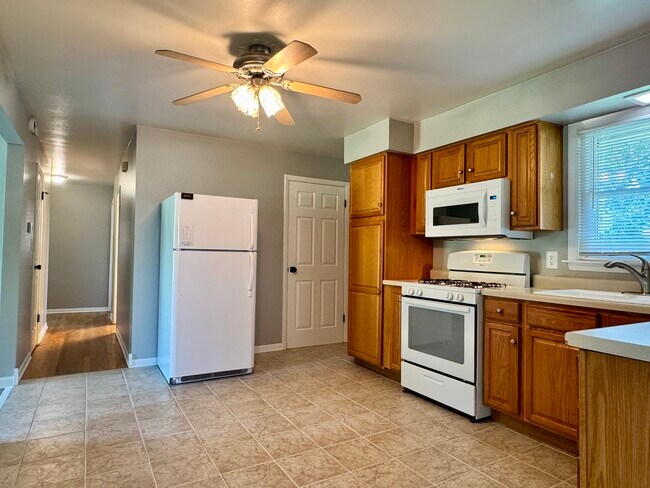 Building Photo - 305 N Brookshore Dr