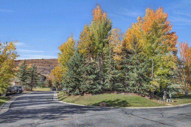 Building Photo - 2 Bed Pinecreek Condo with garage