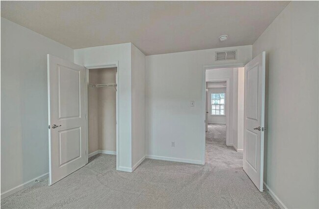 Building Photo - 403 Pointe View Dr