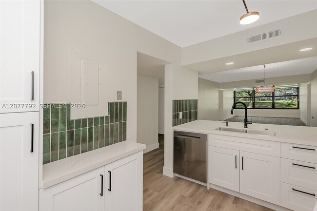 Building Photo - 1709 Whitehall Dr