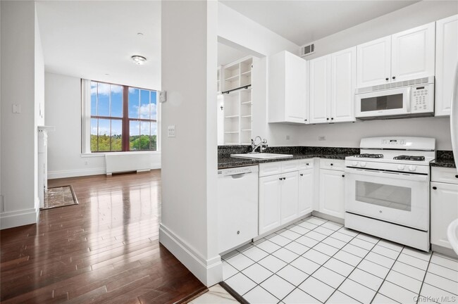 Building Photo - 1 Scarsdale Rd