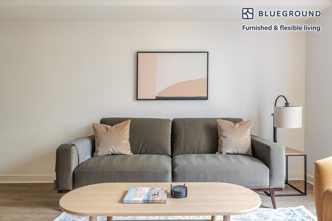 Building Photo - 362 Bellevue Way NE