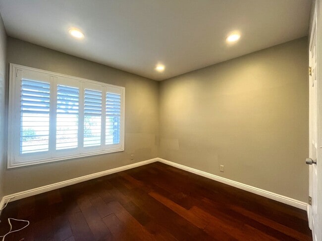 Building Photo - 4 bed, 3 bath located in Anaheim!
