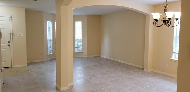 Building Photo - 28907 Fox Run Boulevard