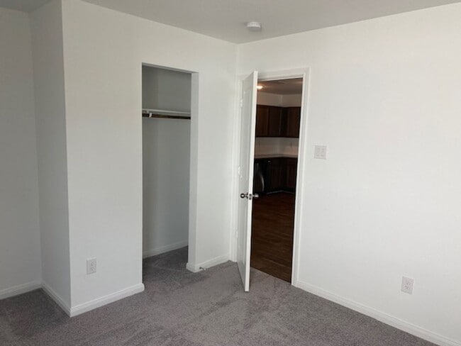 Building Photo - Stunning 3 bedroom, 2 bath home with a del...