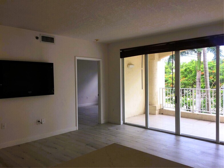 Building Photo - 1824 Brickell Ave