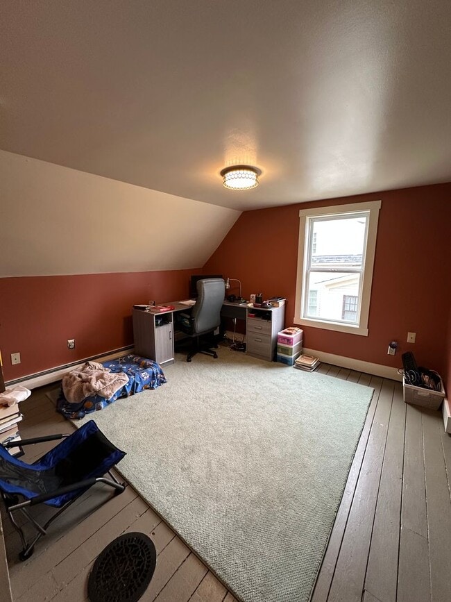 Building Photo - Spacious Single-Family House - Close to Mi...