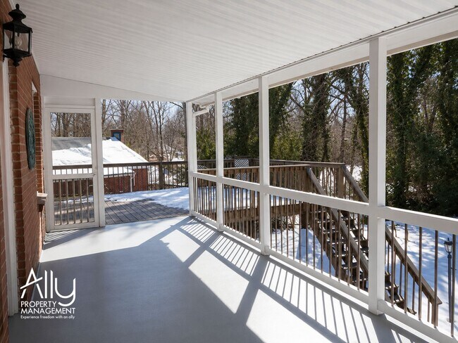 Building Photo - 1605 Cambridge Cir