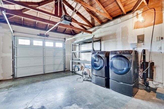 Building Photo - Rare 2 Bed 1 Bath Home with Huge Private Backyard