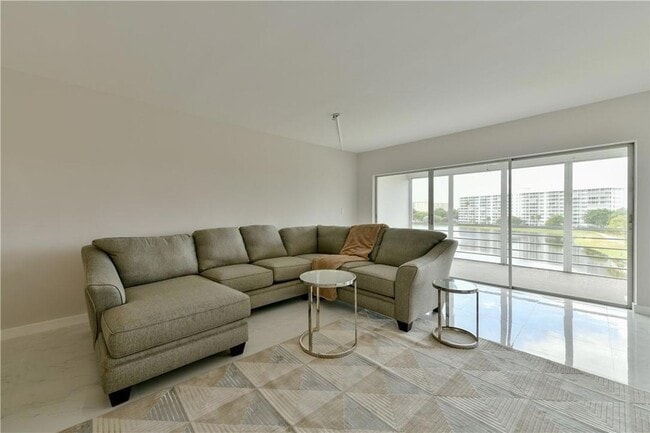 Building Photo - 2751 N Palm Aire Dr