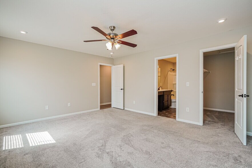 Building Photo - 4996 Crestbrook Dr