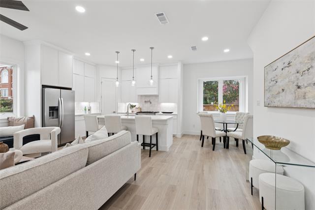 Building Photo - 1000 W 10th St