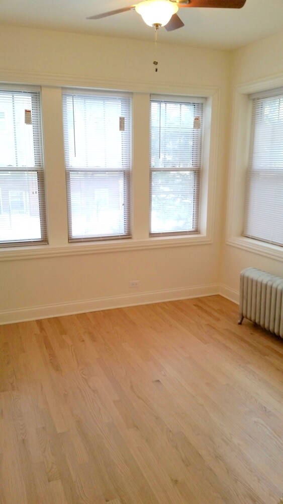 Building Photo - 4027 N Kenmore Ave