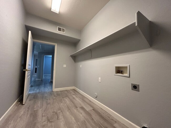 Building Photo - 955 E Knox Rd