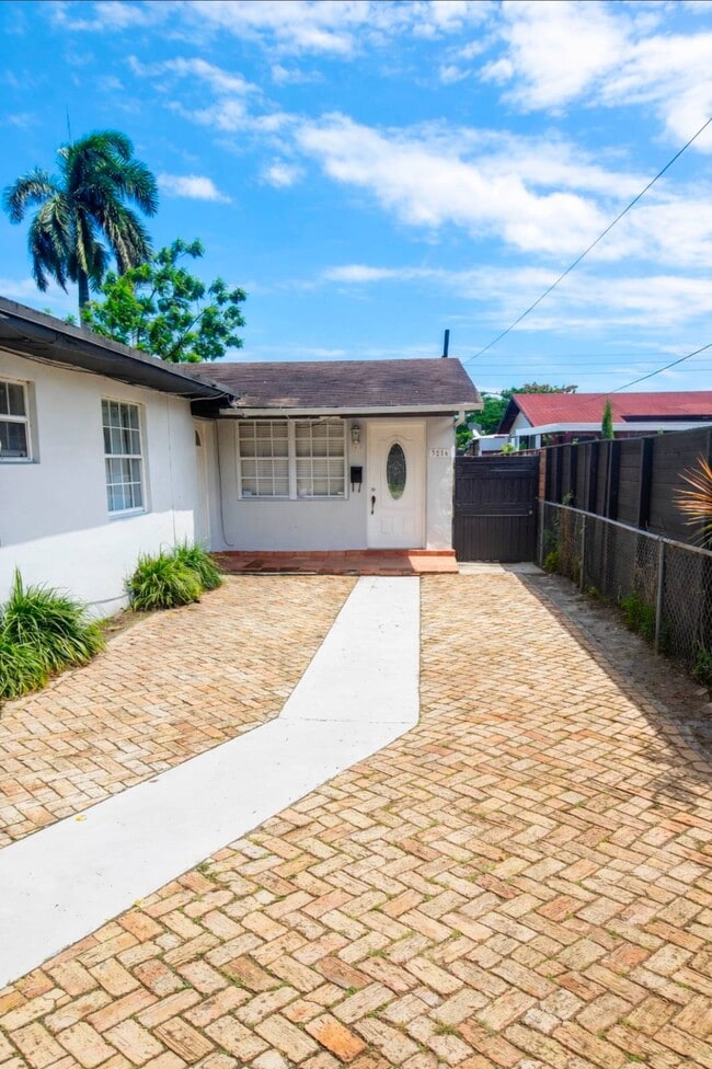 Building Photo - 3216 SW 23rd Terrace